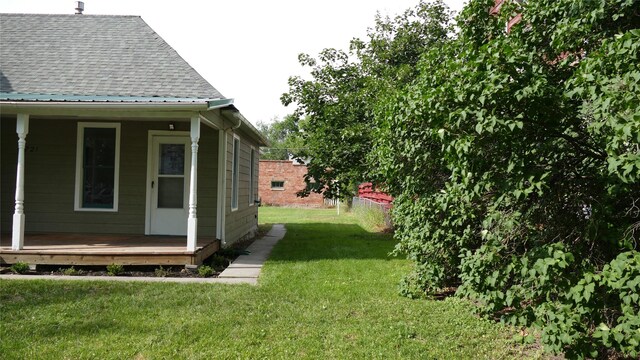 721 5th Ave S, Great Falls, MT 59405 - view of green lawn featuring covered porch