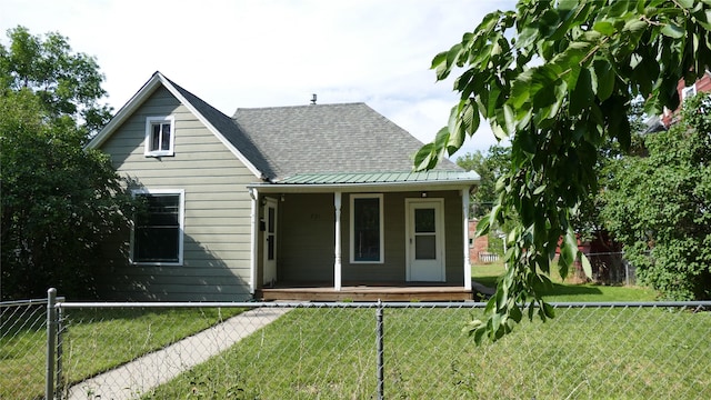 view of front of house featuring a porch and a front lawn