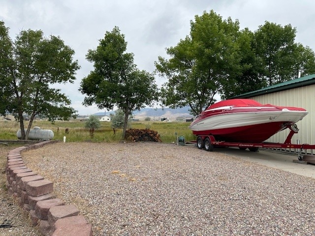 view of yard featuring a mountain view