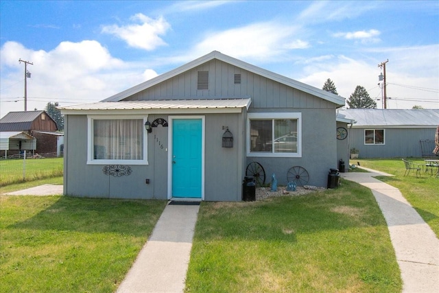 bungalow featuring a front lawn