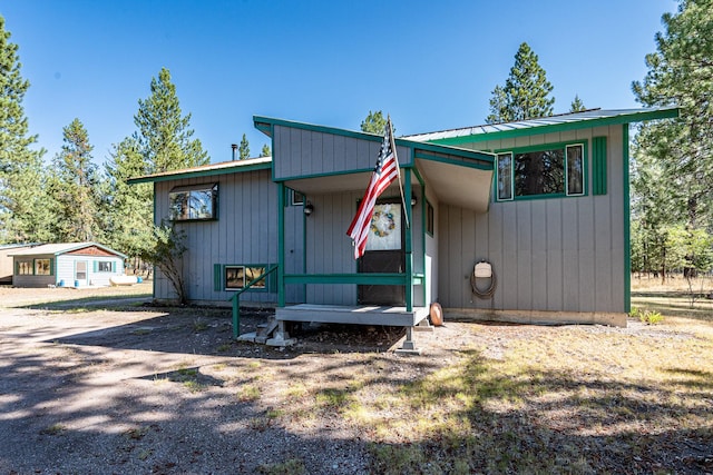 view of front of home featuring metal roof