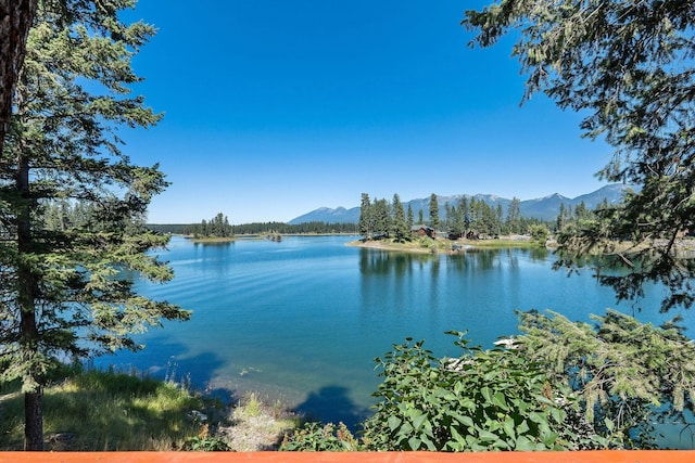 water view with a mountain view