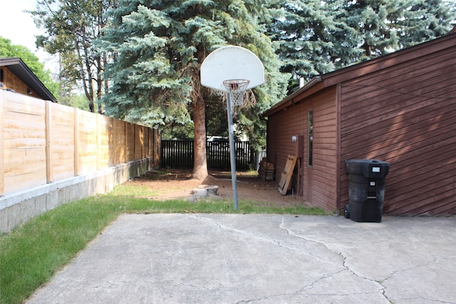 view of yard with a patio area