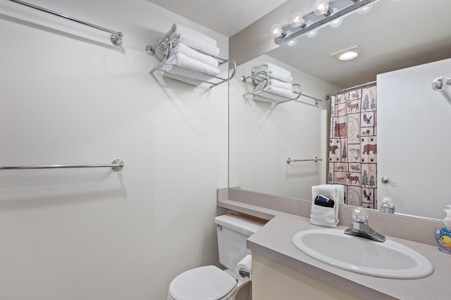 full bath featuring vanity, a shower with shower curtain, and toilet