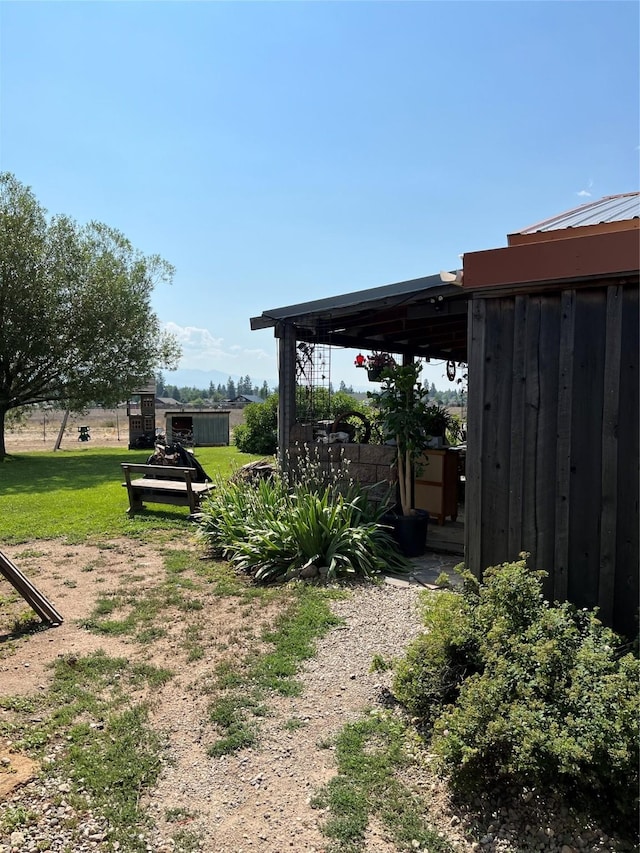 view of yard featuring an outdoor structure