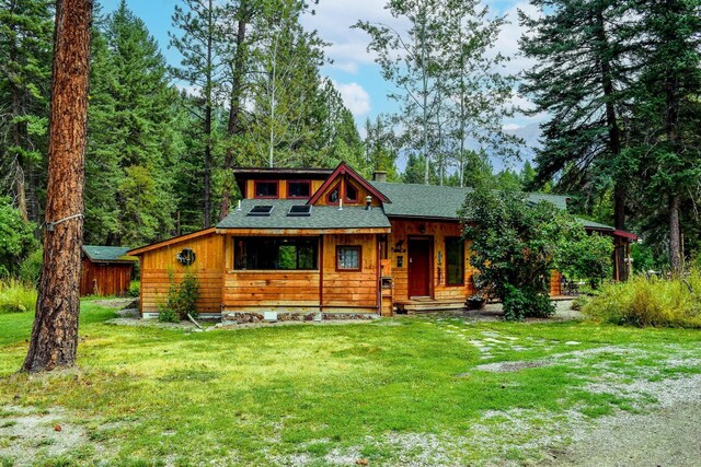 view of front of house featuring a front lawn