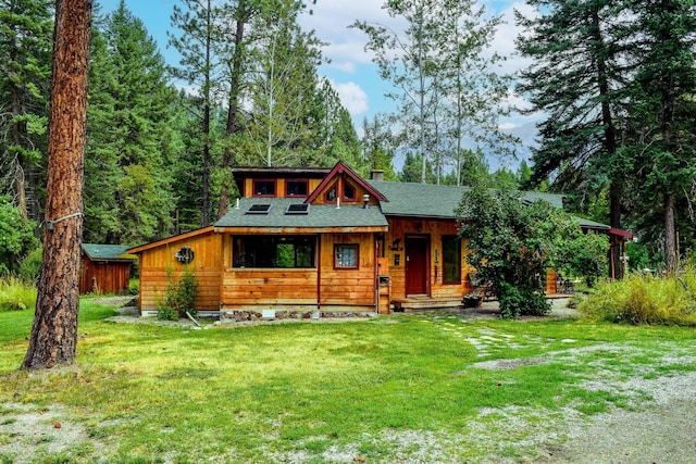 view of front of property featuring a front yard