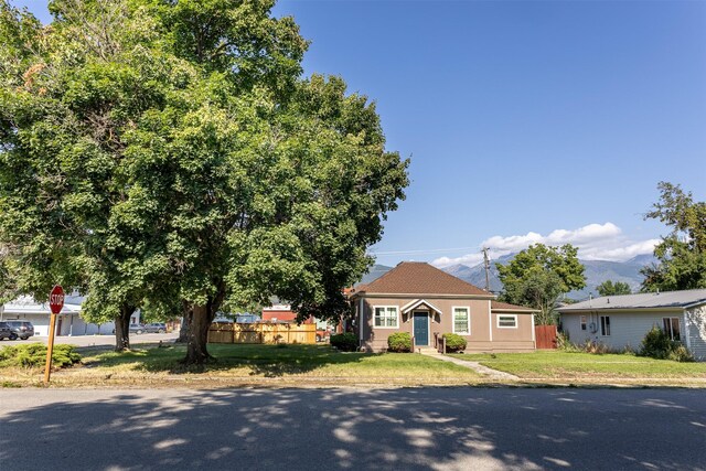 view of front of property featuring a front lawn