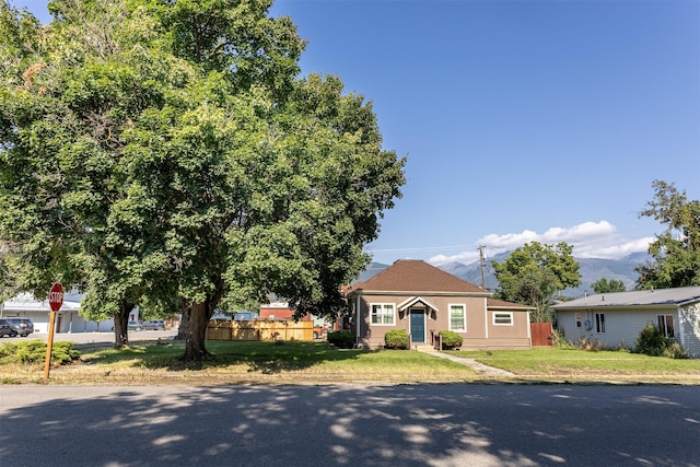 view of front of property with a front yard