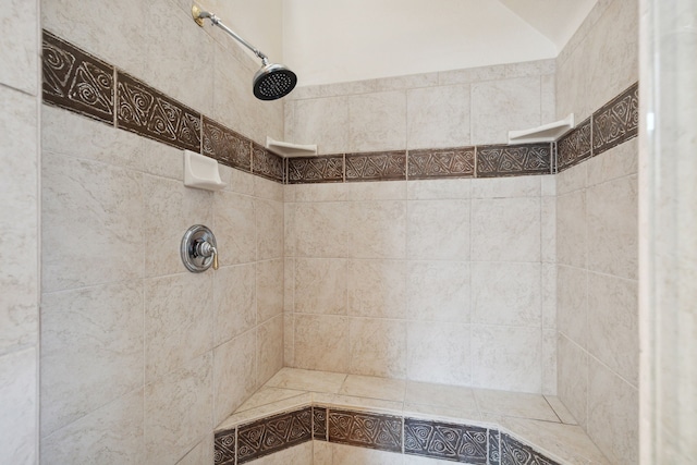 bathroom featuring a tile shower