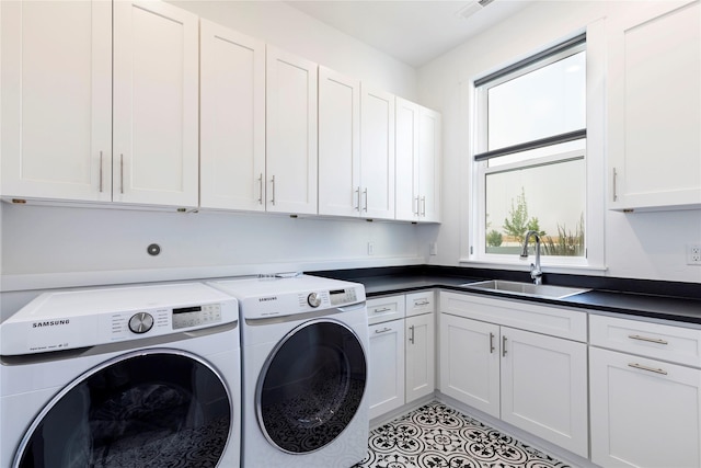 laundry area featuring visible vents, cabinet space, independent washer and dryer, and a sink