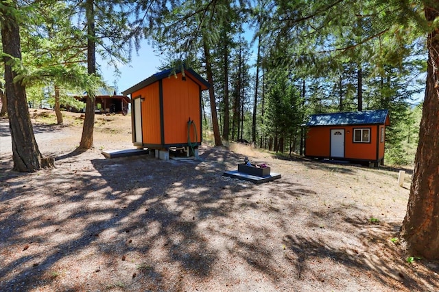 view of yard with a shed