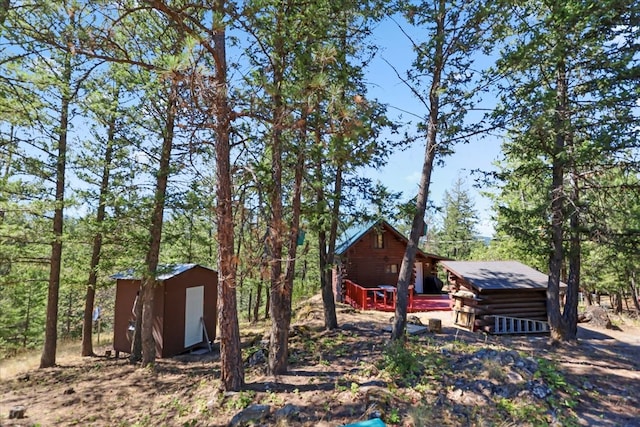 view of yard with a storage unit