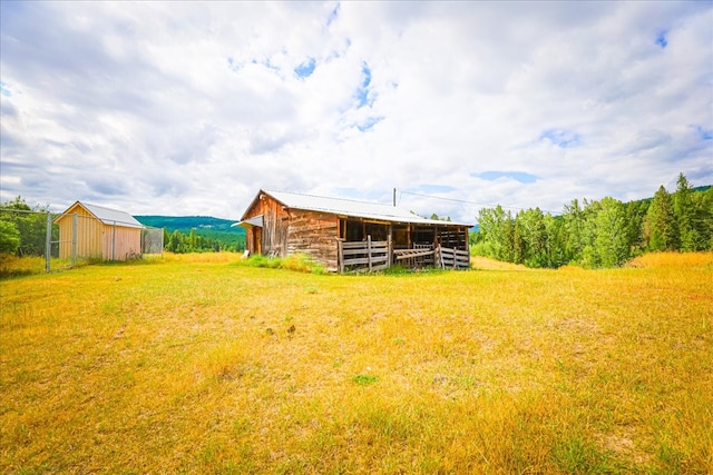 view of yard featuring an outdoor structure