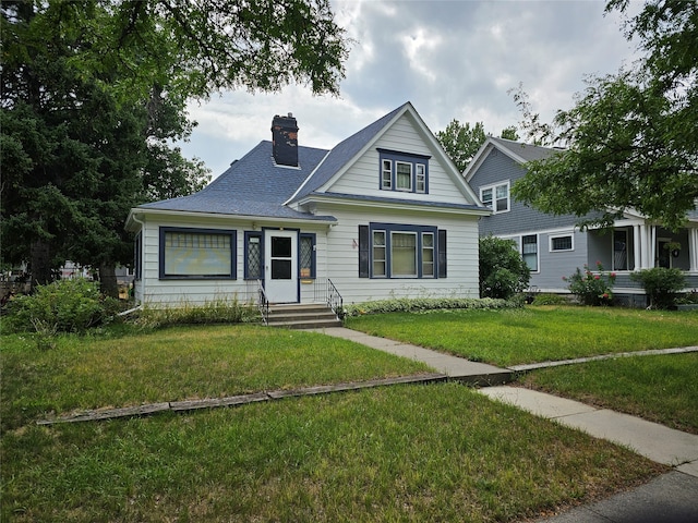 view of front of home featuring a front lawn