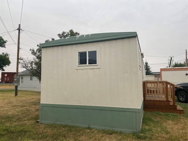 view of side of property featuring a yard