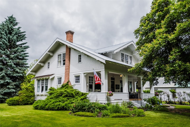 view of front of home featuring a porch and a front yard