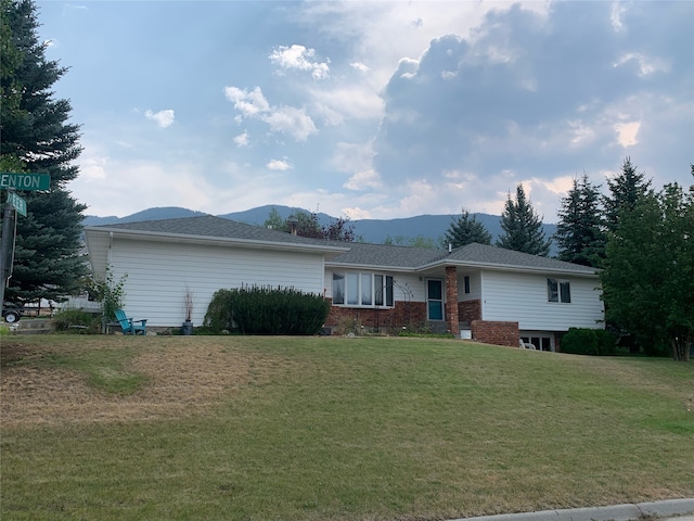 view of front of property featuring a front yard and a mountain view