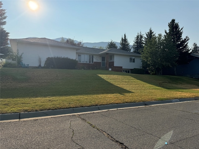 ranch-style home featuring a front lawn