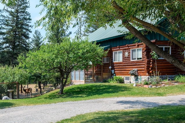 view of front facade with a front lawn