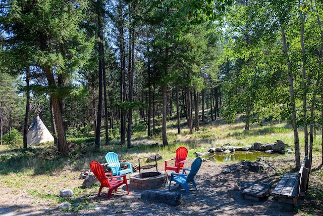 view of yard featuring an outdoor fire pit