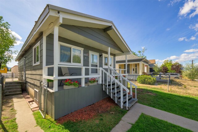 view of front of house featuring a front yard