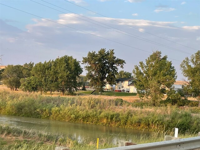 view of yard featuring a water view