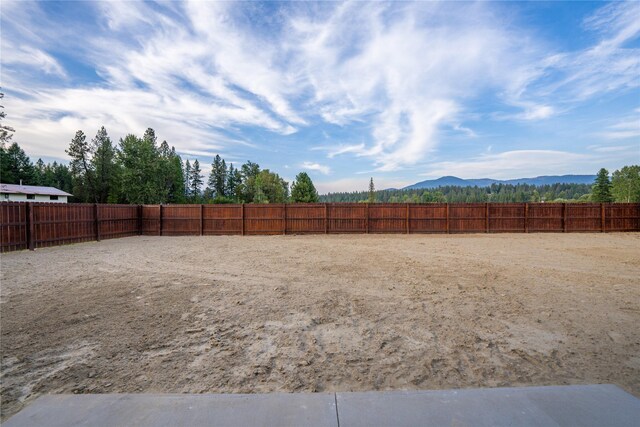 view of yard featuring a mountain view