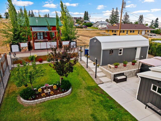 view of front facade featuring an outdoor structure and a front yard