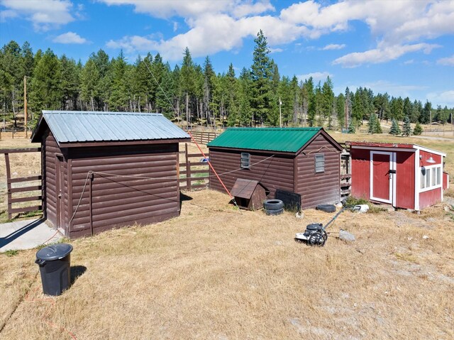 log-style house featuring a storage shed