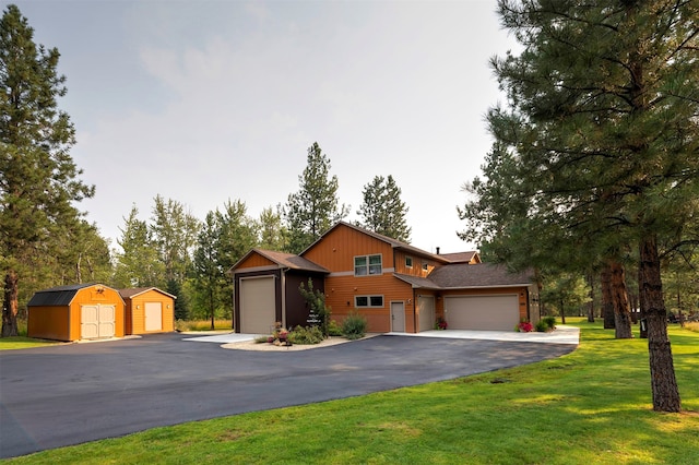 view of front of home featuring a front lawn and a garage