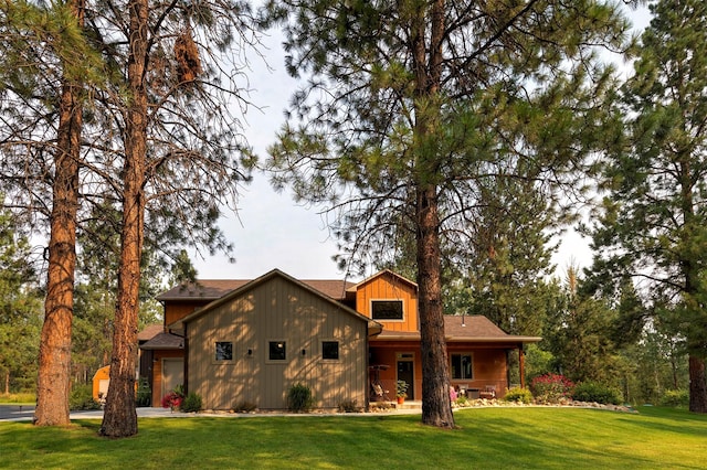 view of front facade featuring a garage and a front yard