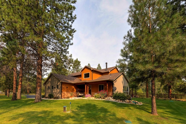 view of front of property featuring a front yard and fence