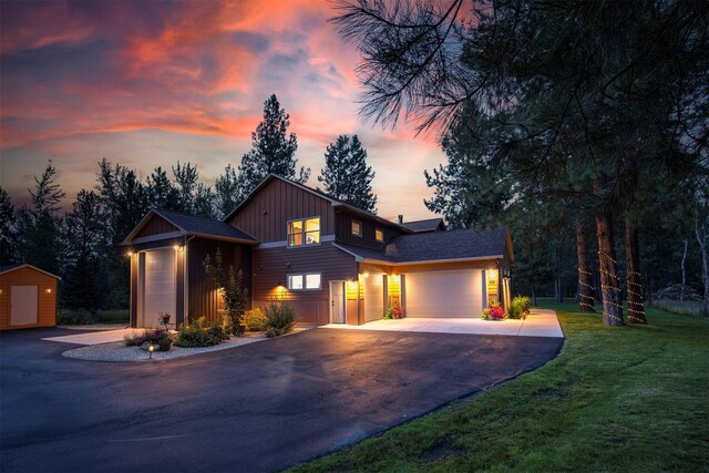 view of front of house featuring a yard and a garage