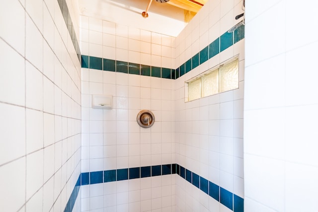 bathroom featuring tiled shower