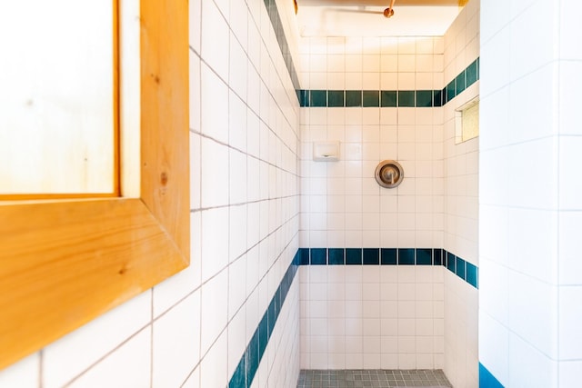 bathroom featuring tiled shower