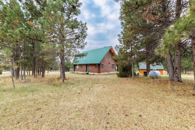 view of yard with an outbuilding