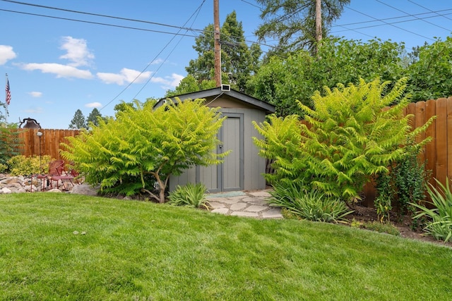 view of yard with a shed