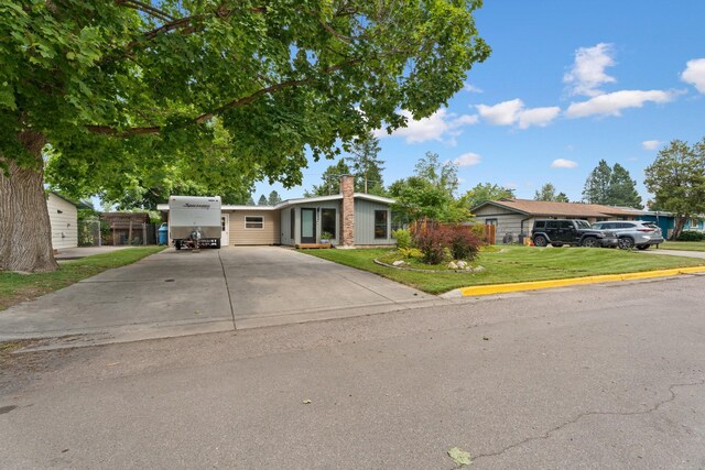 ranch-style house featuring a front yard