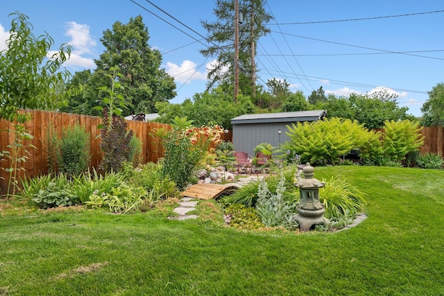 view of yard featuring a storage unit