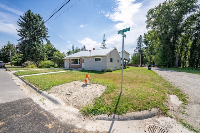 view of front of home featuring a front lawn