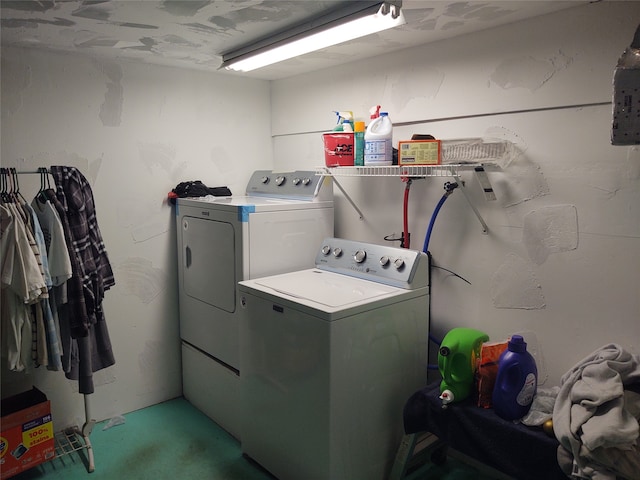 washroom featuring washing machine and clothes dryer