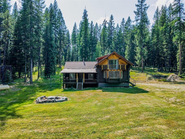 view of yard with a forest view