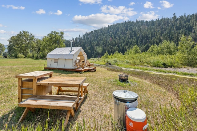 view of yard featuring an outdoor structure