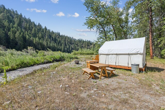 view of yard with an outdoor structure