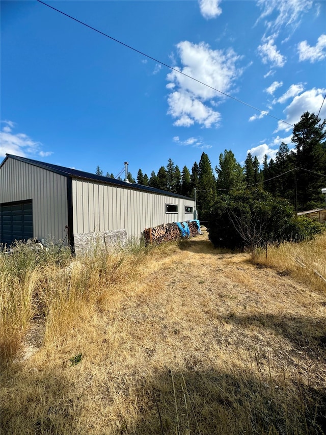 view of yard with an outbuilding and a garage