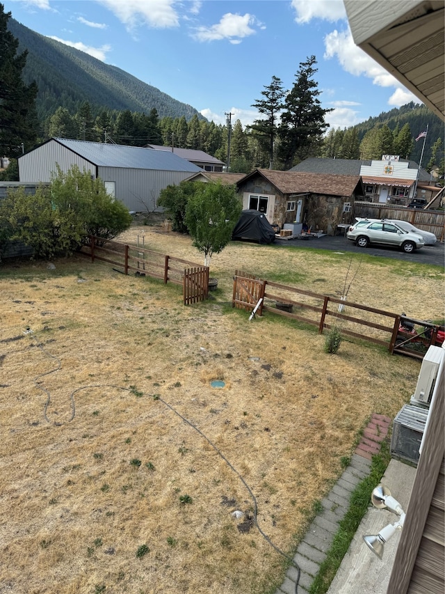 view of yard featuring a mountain view