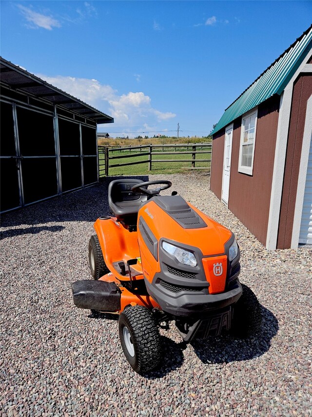 view of yard featuring a rural view