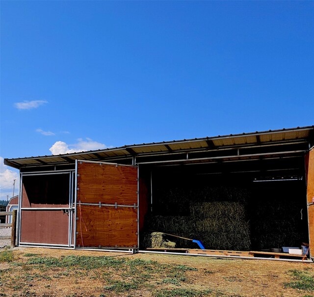 view of outdoor structure featuring an outbuilding