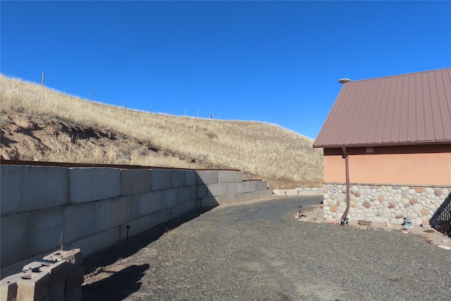 view of yard with a mountain view